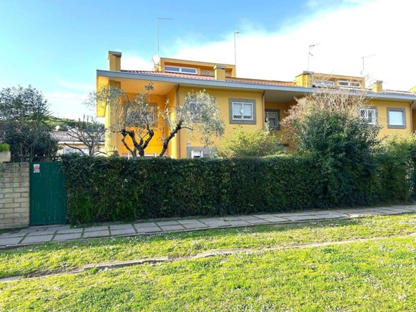 casa indipendente in affitto a Roma in zona Casal Palocco