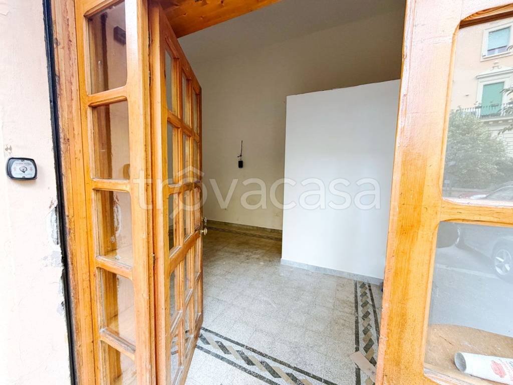 negozio in affitto a Roma in zona Appio Latino