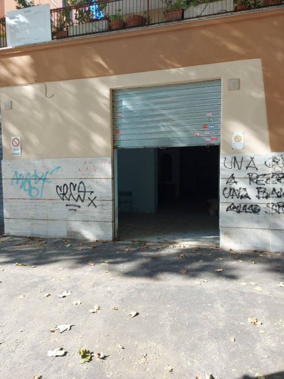 negozio in affitto a Roma in zona Tuscolano