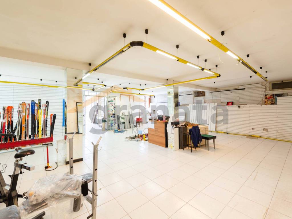 negozio in affitto a Roma in zona Grottarossa