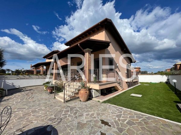 casa indipendente in affitto a Roma in zona Casal Palocco