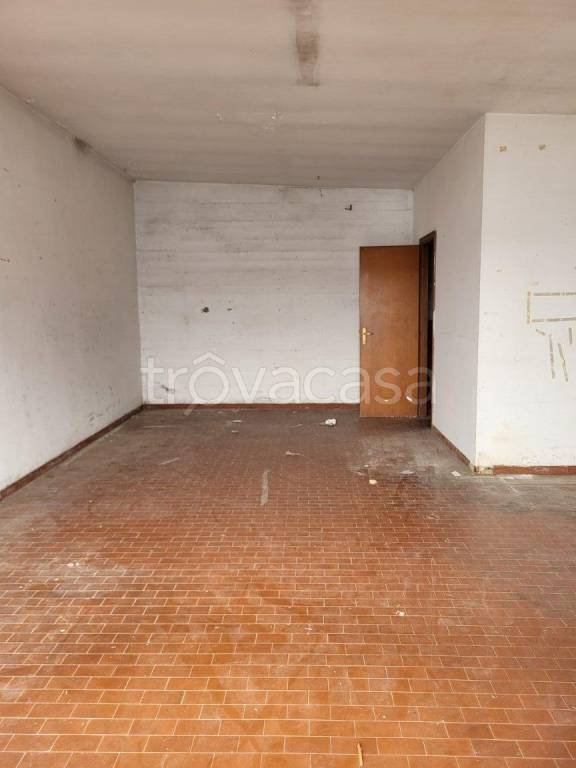 negozio in affitto a Roma in zona Axa