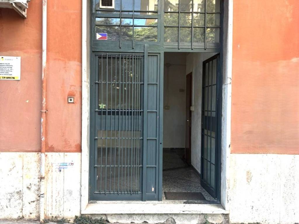 negozio in affitto a Roma in zona Appio Latino