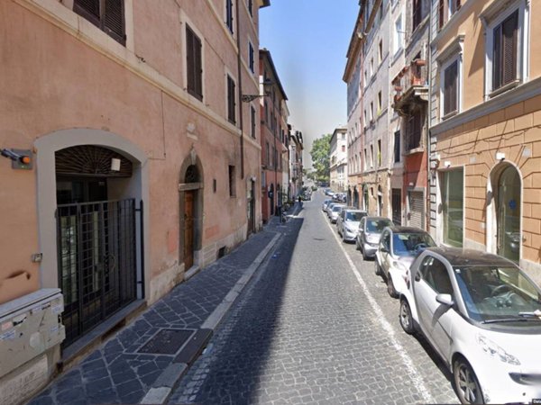 negozio in affitto a Roma in zona Rione di Ponte