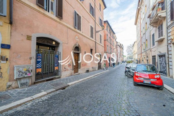 negozio in affitto a Roma in zona Rione di Ponte