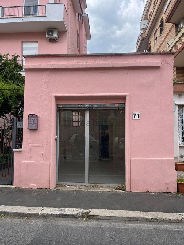 locale commerciale in affitto a Roma