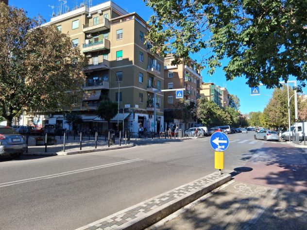 negozio in affitto a Roma in zona Appio Claudio