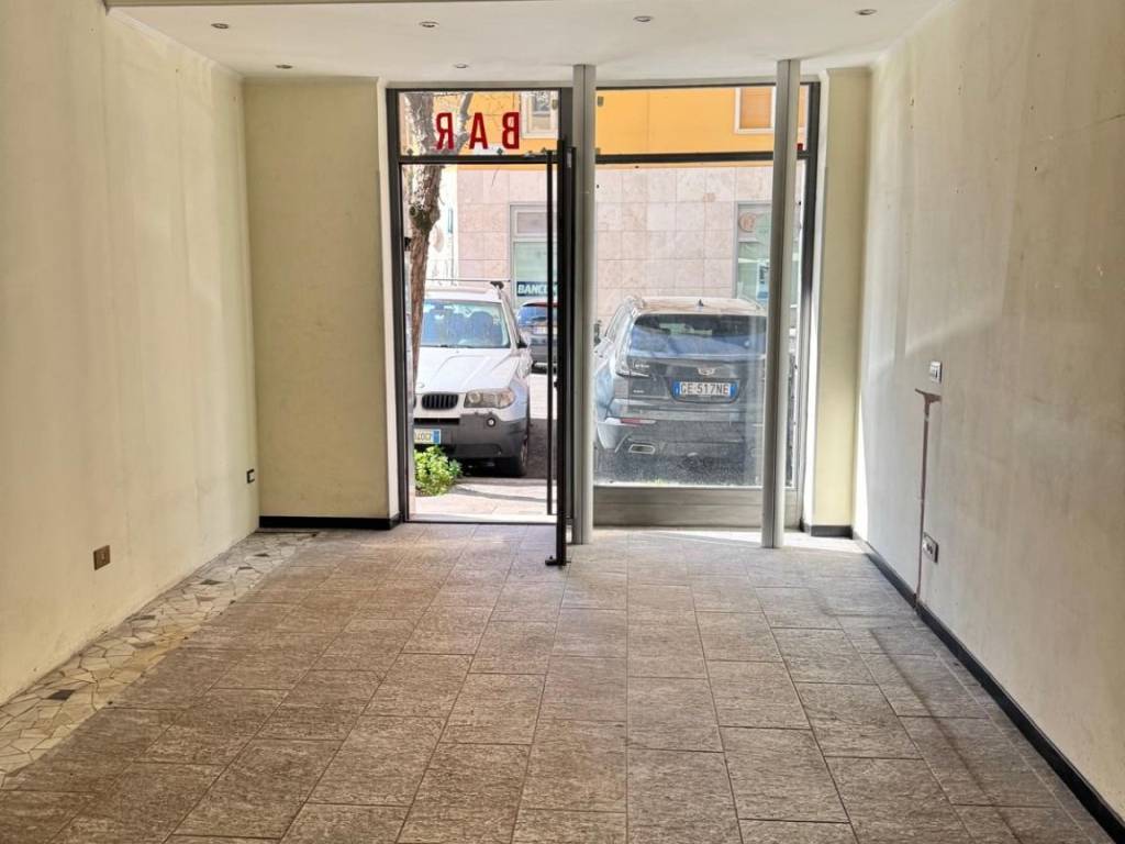 negozio in affitto a Roma in zona Appio Latino