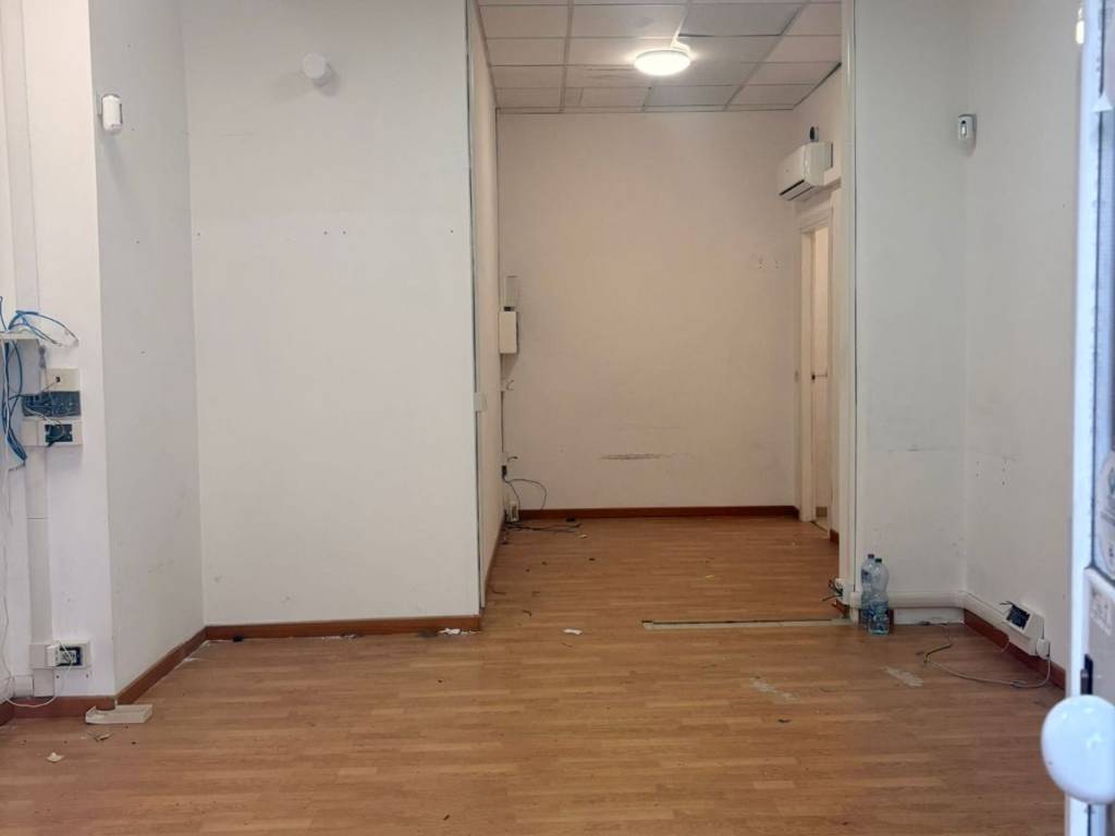 negozio in affitto a Roma in zona Appio Latino