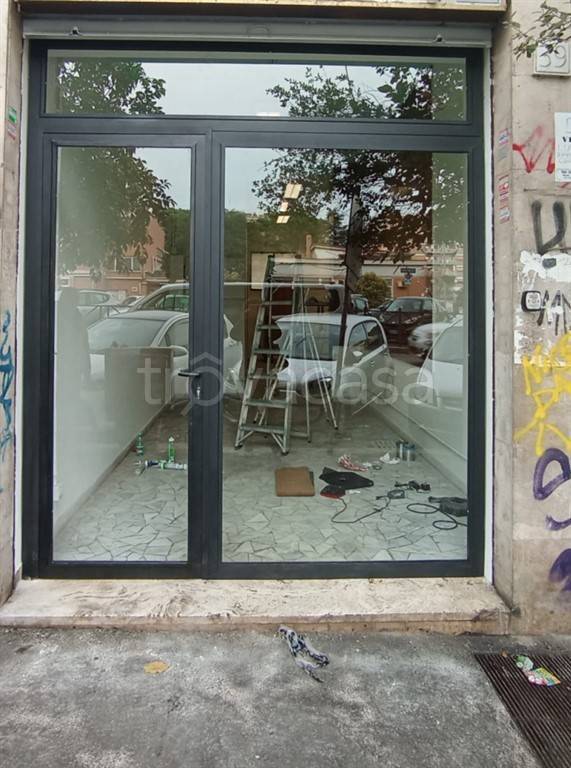 negozio in affitto a Roma in zona Tuscolano
