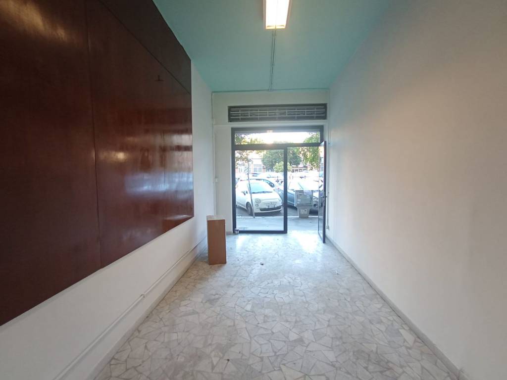 negozio in affitto a Roma in zona Cinecittà