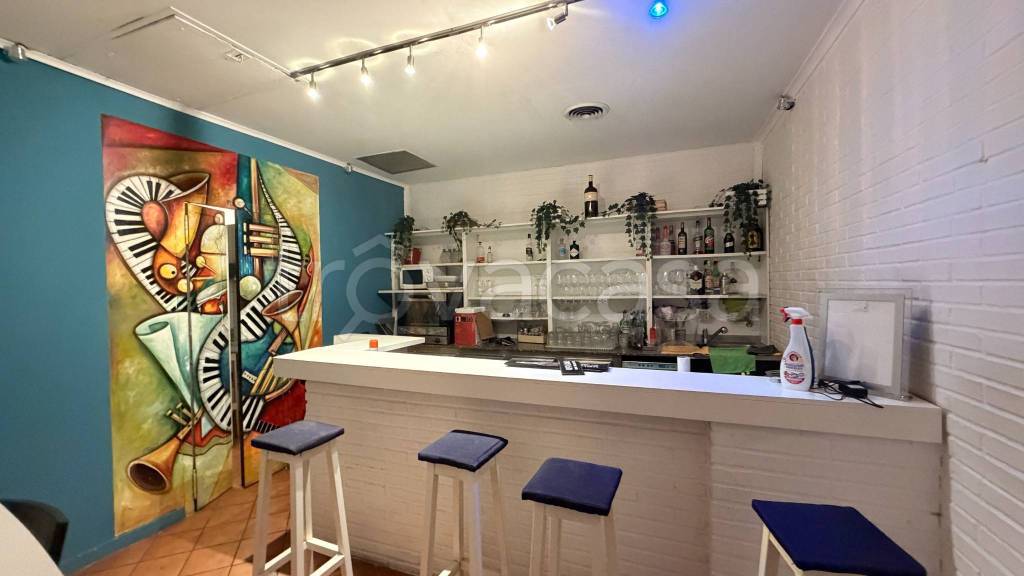 negozio in affitto a Roma in zona Tuscolano