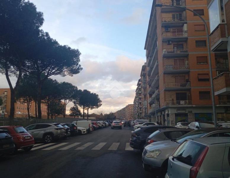 locale commerciale in affitto a Roma in zona Tuscolano