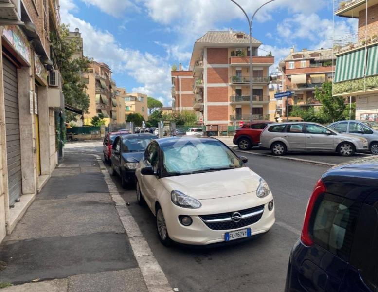 locale commerciale in affitto a Roma in zona Tuscolano