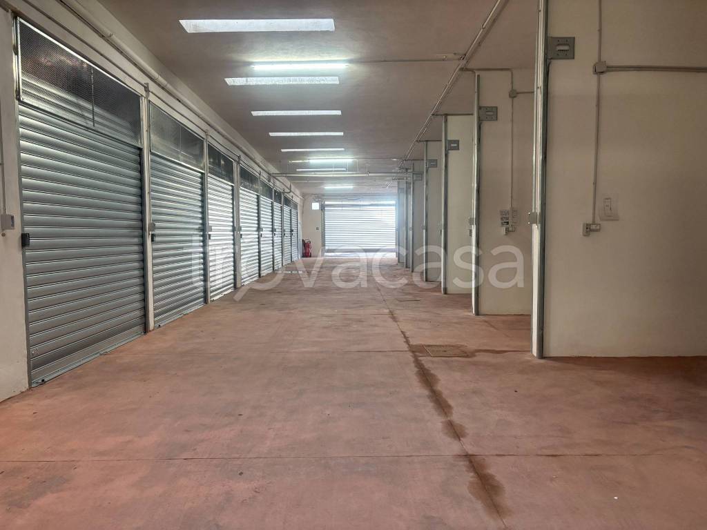 locale commerciale in affitto a Roma in zona Torre Spaccata