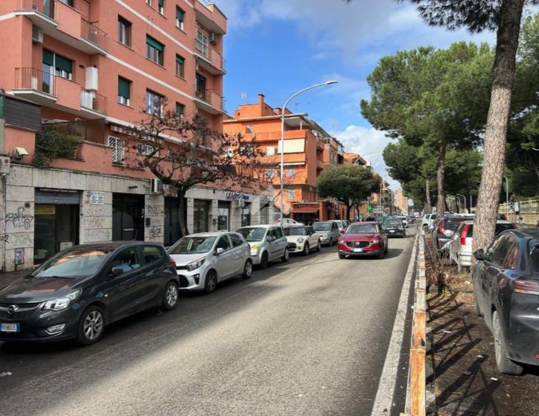 locale commerciale in affitto a Roma in zona Tuscolano