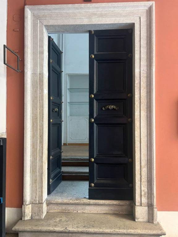 negozio in affitto a Roma in zona Trevi-Colonna