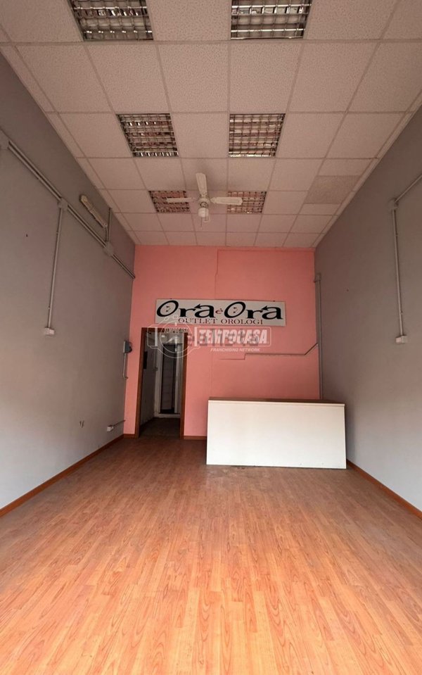 locale commerciale in affitto a Roma in zona Tuscolano