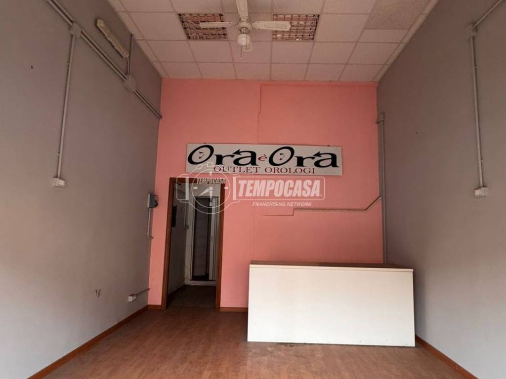 negozio in affitto a Roma in zona Tuscolano