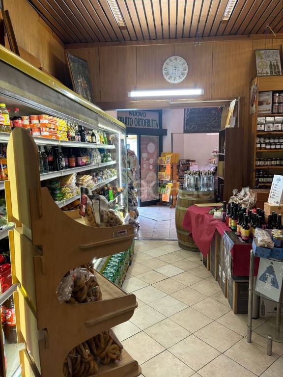 negozio in affitto a Roma in zona Appio Latino