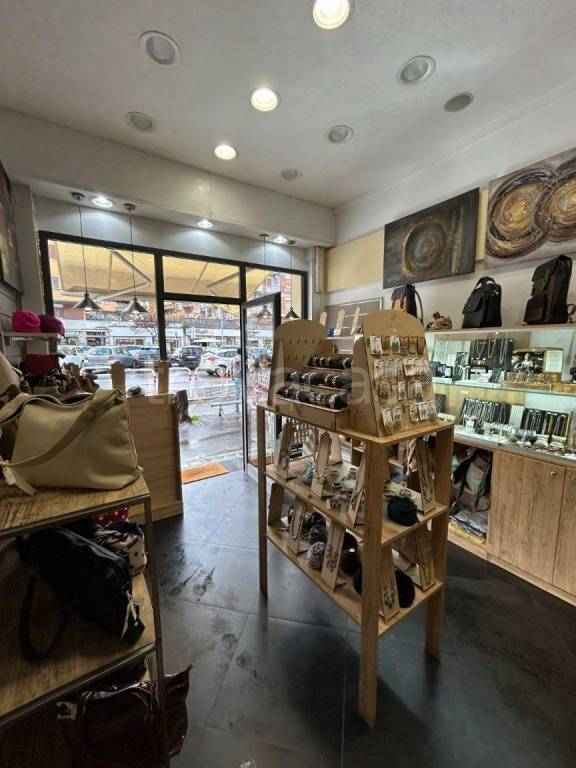 negozio in affitto a Roma in zona Cinecittà