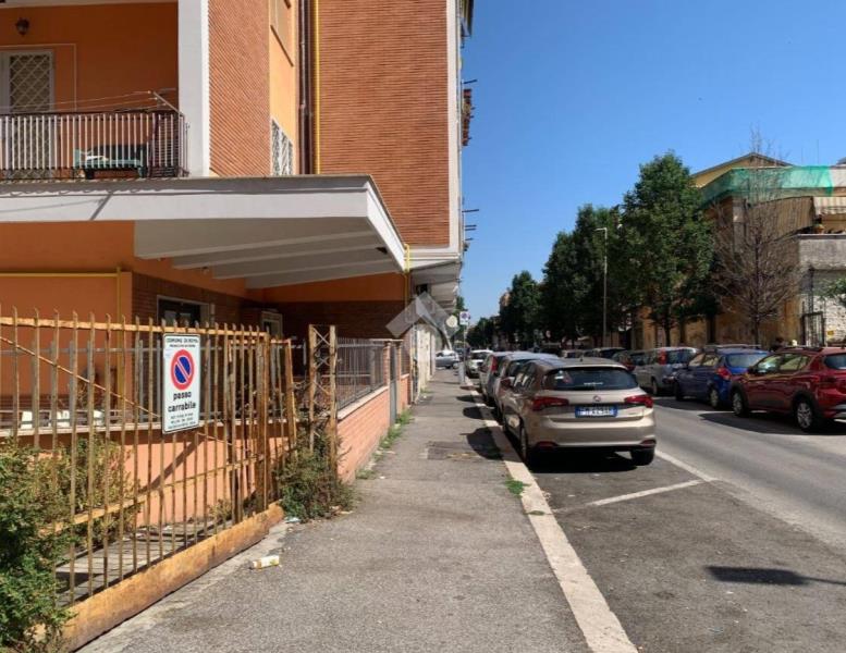 locale commerciale in affitto a Roma in zona Tuscolano