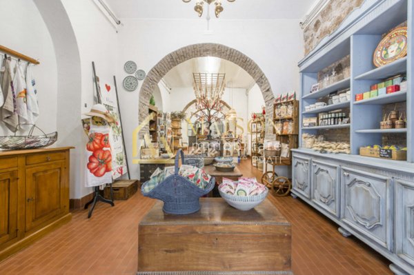 negozio in affitto a Roma in zona Rione Borgo