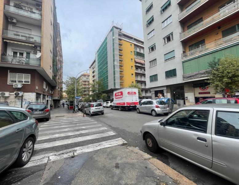locale commerciale in affitto a Roma in zona Tuscolano