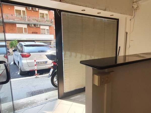 negozio in affitto a Roma in zona Appio Latino
