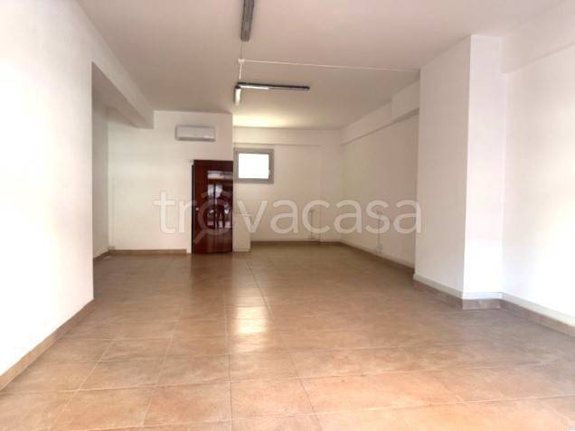 negozio in affitto a Roma in zona Appio Claudio