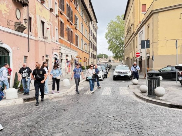 negozio in affitto a Roma in zona Rione di Ponte