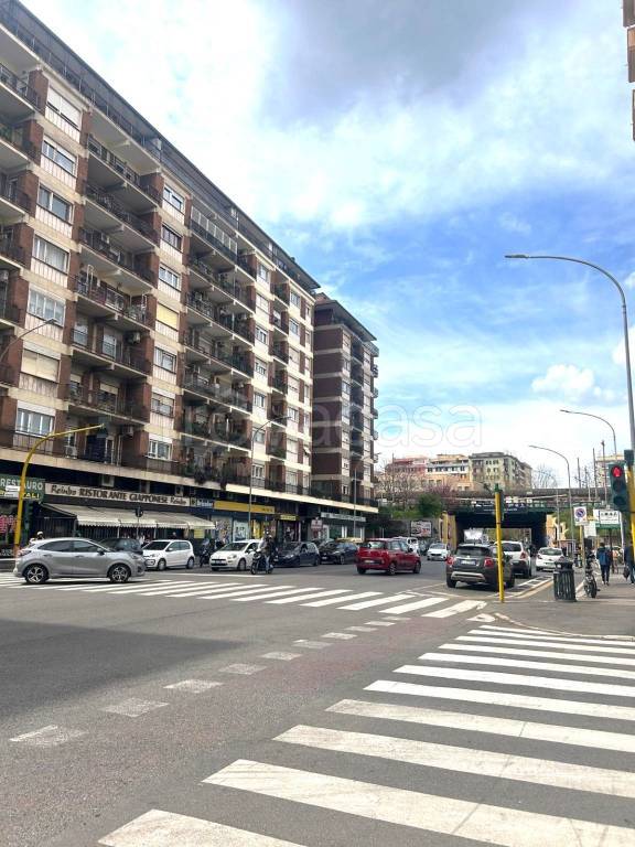 negozio in affitto a Roma in zona Tuscolano