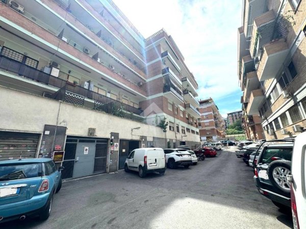 negozio in affitto a Roma
