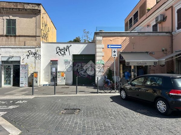 locale commerciale in affitto a Roma in zona Tuscolano