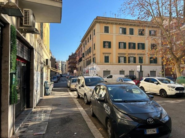 negozio in affitto a Roma in zona Tuscolano