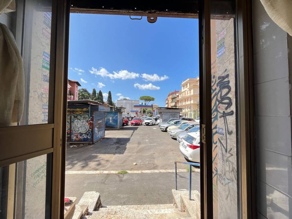 negozio in affitto a Roma in zona La Pisana