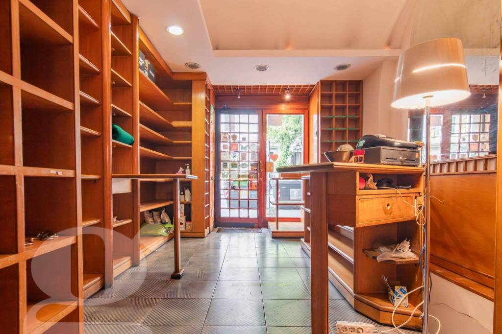 negozio in affitto a Roma in zona Rione Prati