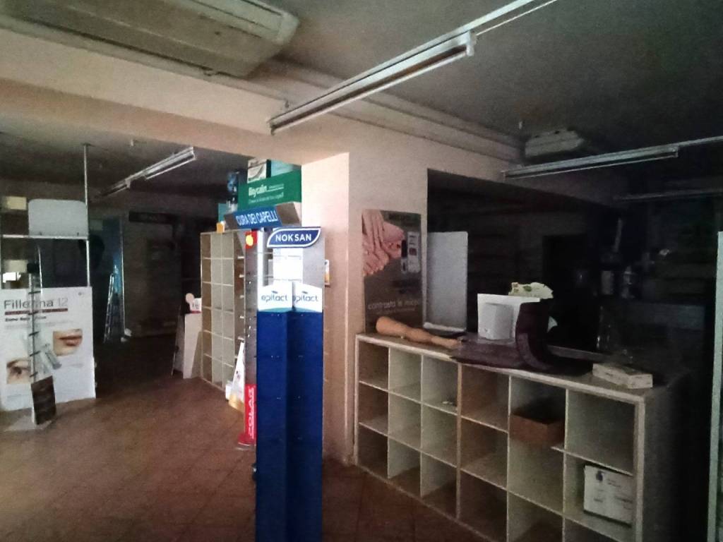 negozio in affitto a Roma in zona Torre Angela