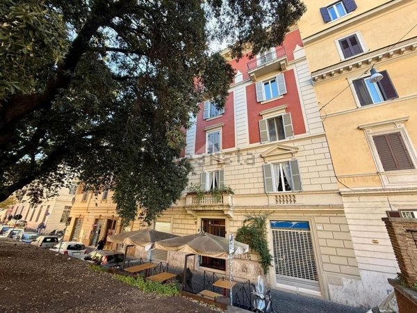locale commerciale in affitto a Roma in zona Rione Borgo