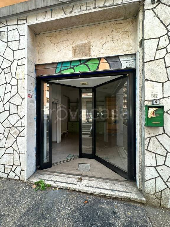 negozio in affitto a Roma in zona Appio Latino