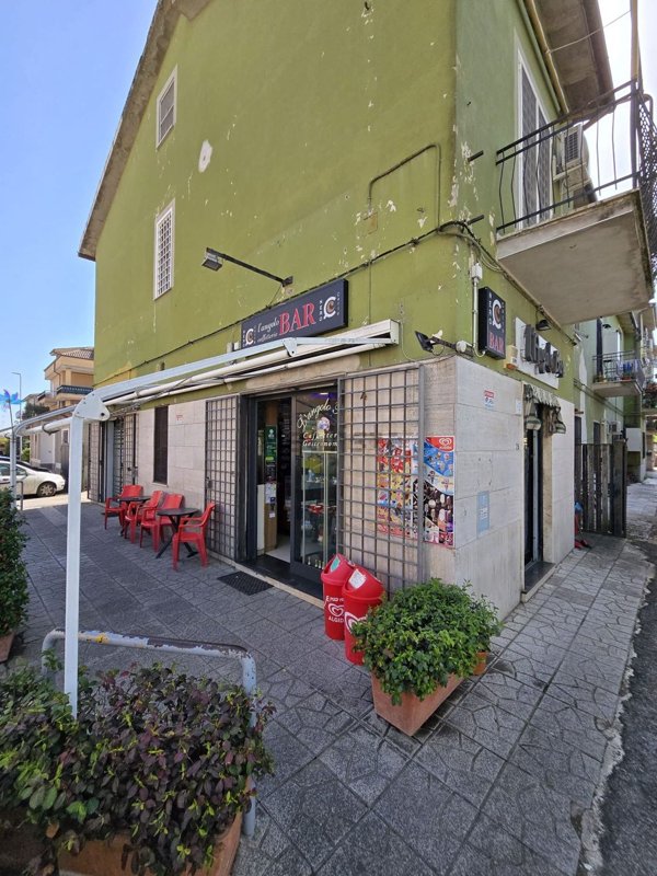 negozio in affitto a Roma in zona Osteria Nuova