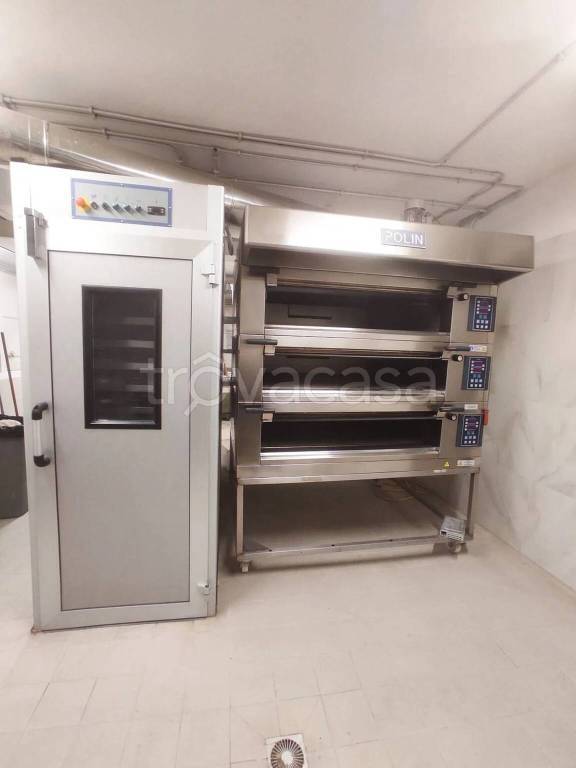 negozio in affitto a Roma in zona Tuscolano