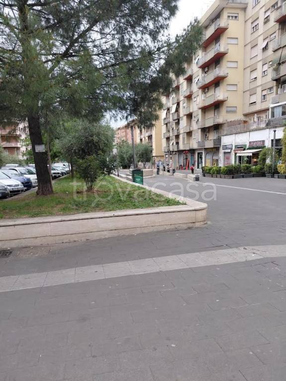 negozio in affitto a Roma in zona Appio Claudio