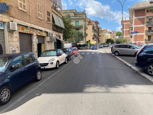 negozio in affitto a Roma in zona Tuscolano