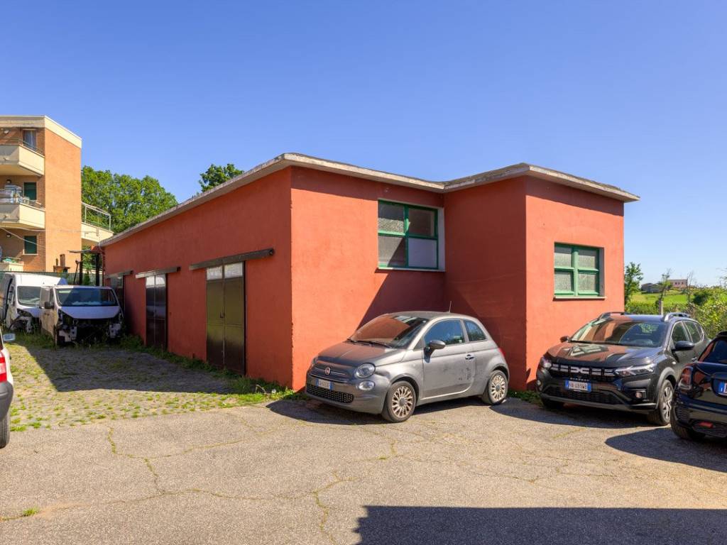 negozio in affitto a Roma in zona Valle Santa
