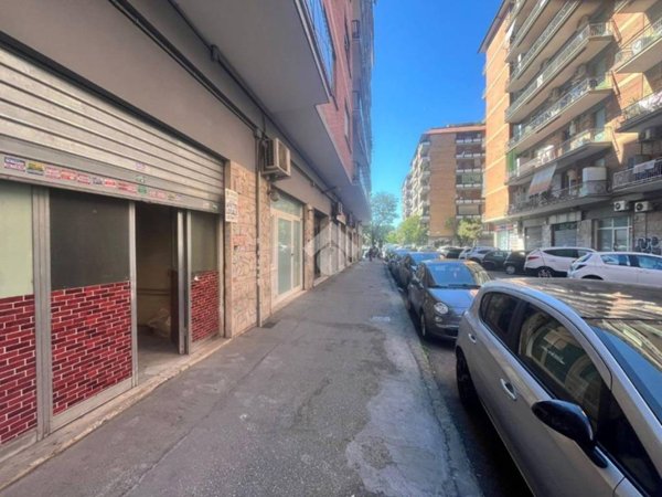 negozio in affitto a Roma in zona Tuscolano