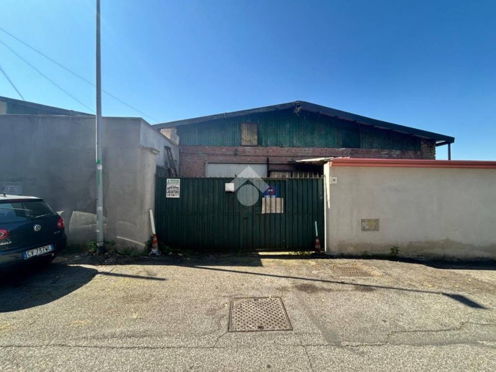 negozio in affitto a Roma in zona Tuscolano