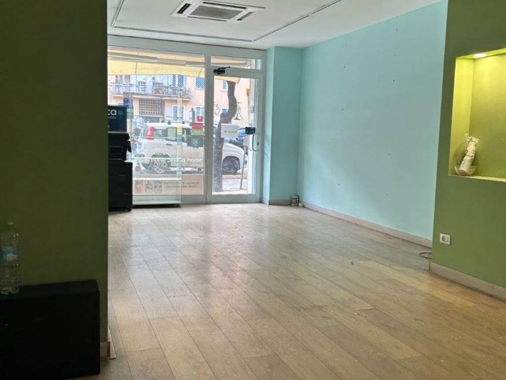 negozio in affitto a Roma in zona Appio Claudio