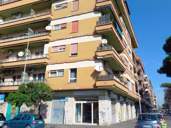 negozio in affitto a Roma in zona Ostia