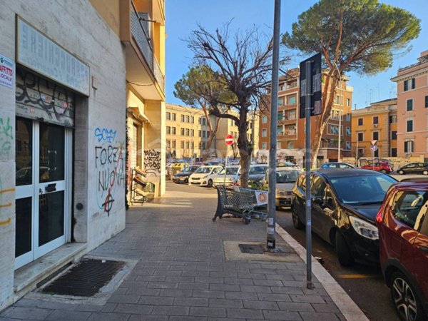 negozio in affitto a Roma in zona Tuscolano